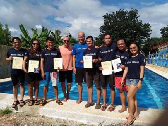 Stefan and John with a group of local students. <br>This course was donated trough KAPID SISID in order to help and and empower Filipinos to protect their marine resources through safe freediving.